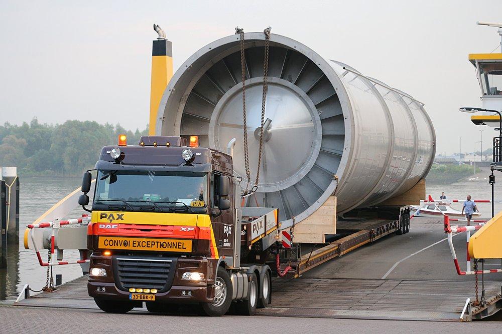 Transport of Gpi's large stainless steel tank on a truck during exceptional transport