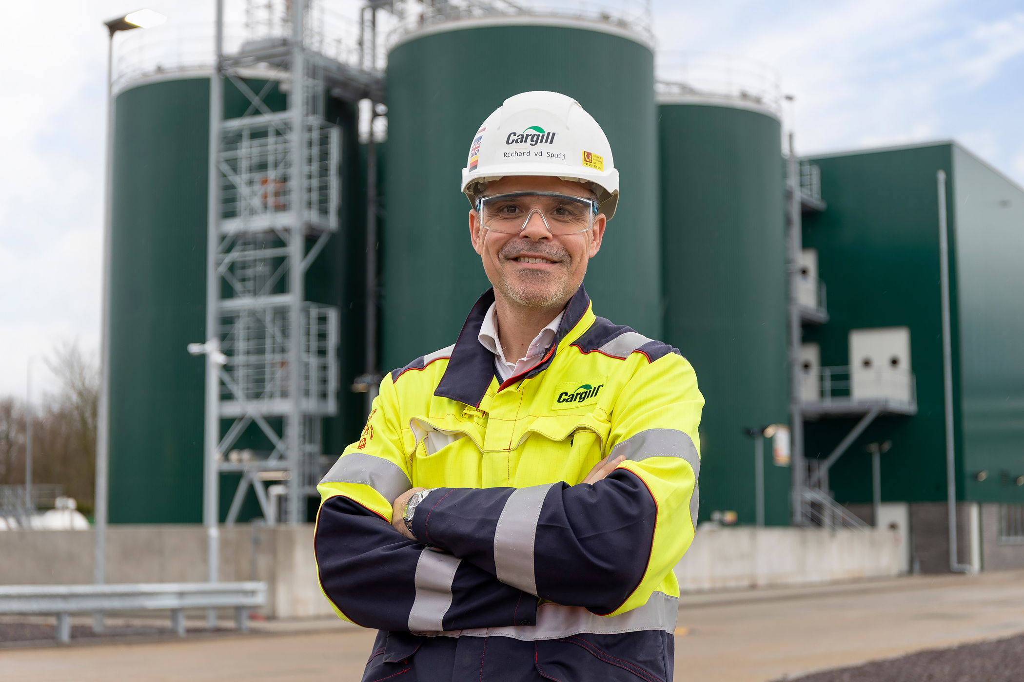 Richard van der Spuij, project manager at Cargill, standing in front of stainless steel storage tanks in Gouda
