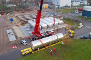 Doppelwandiger Edelstahl-Lagertank mit Innenwand und flüssigkeitsdichter Außenwand für sichere Lagerung von Flüssigkeiten.