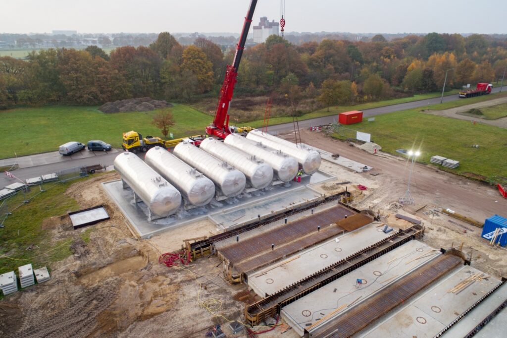 Doorsnede van een dubbelwandige rvs opslagtank met een binnentank en vloeistofdichte buitenwand als secundaire beschermmantel tegen lekkages.