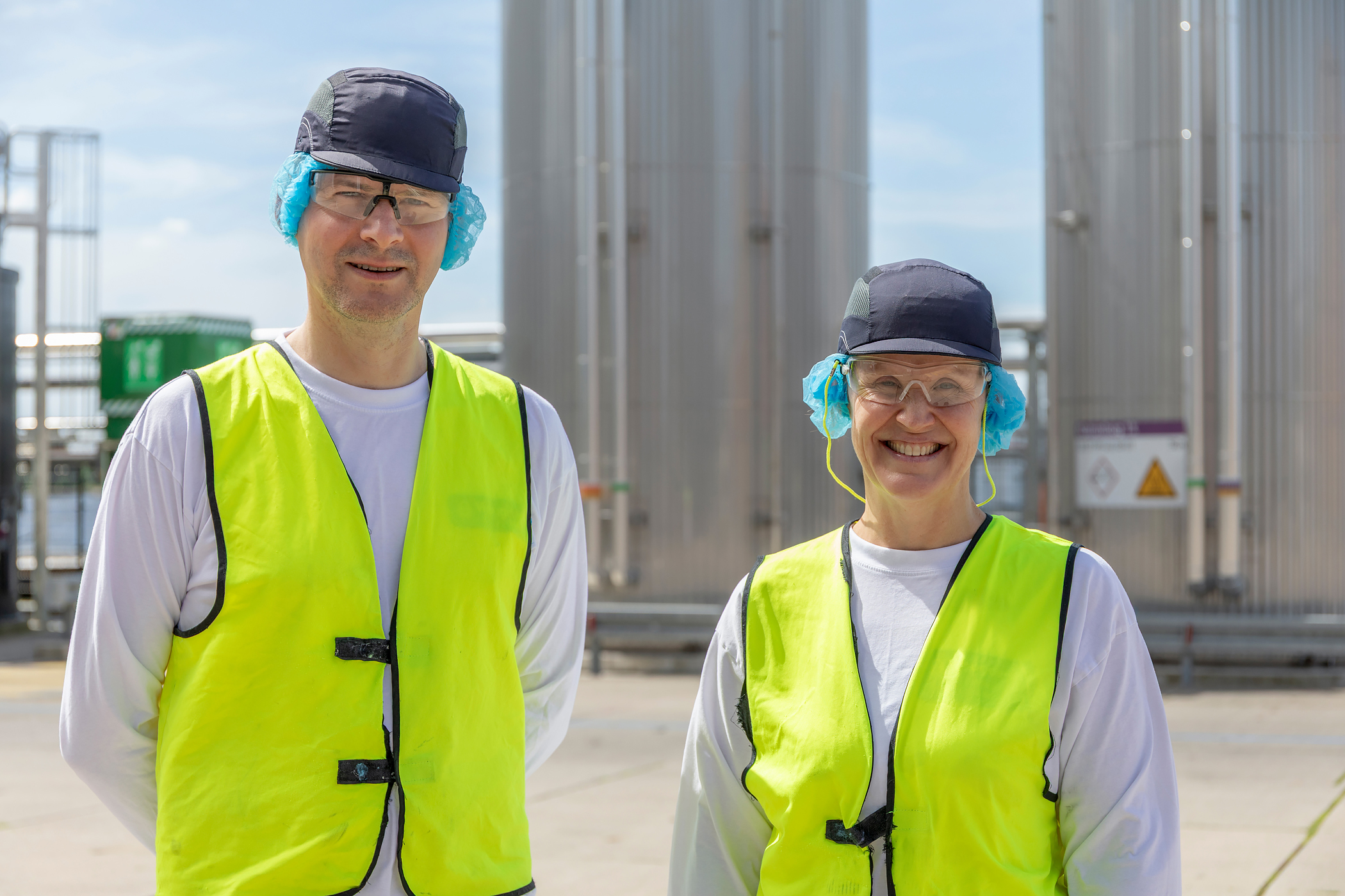 Twee medewerkers van Vreugdenhil Dairy Foods bij de rvs tanks van Gpi