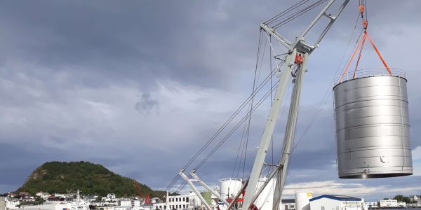 Een opslagtank voor rauwe vis of visolie